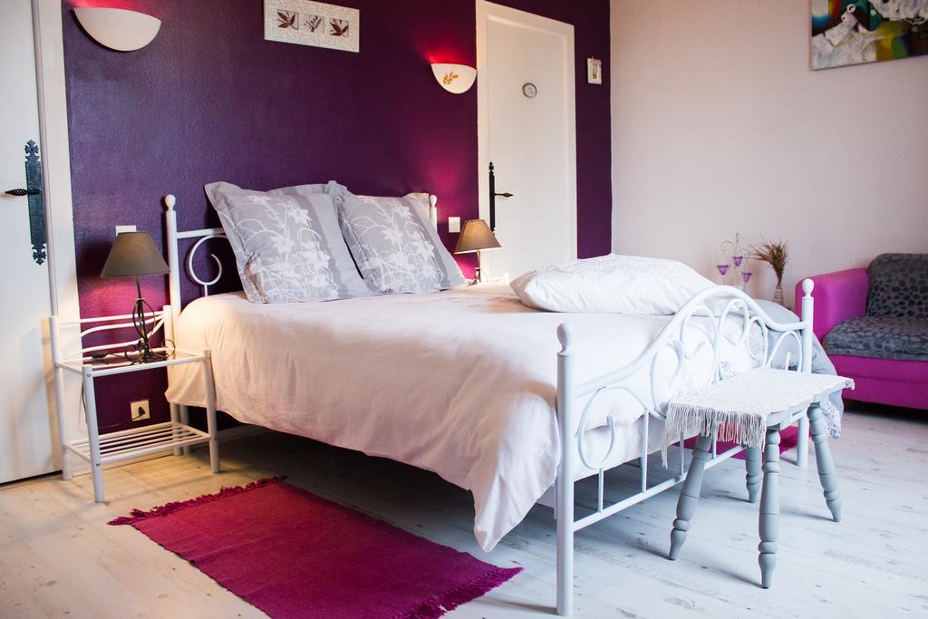 Aux Ronzieres Bed & Breakfast Pouilly-sous-Charlieu Ruang foto