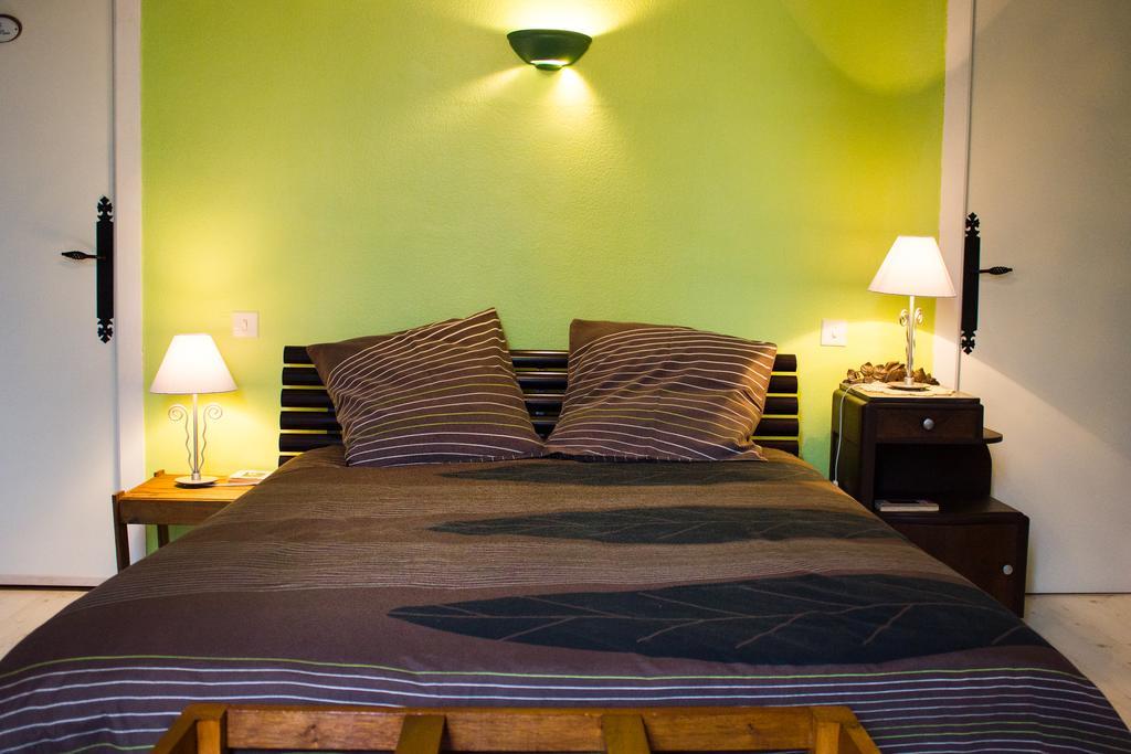 Aux Ronzieres Bed & Breakfast Pouilly-sous-Charlieu Ruang foto