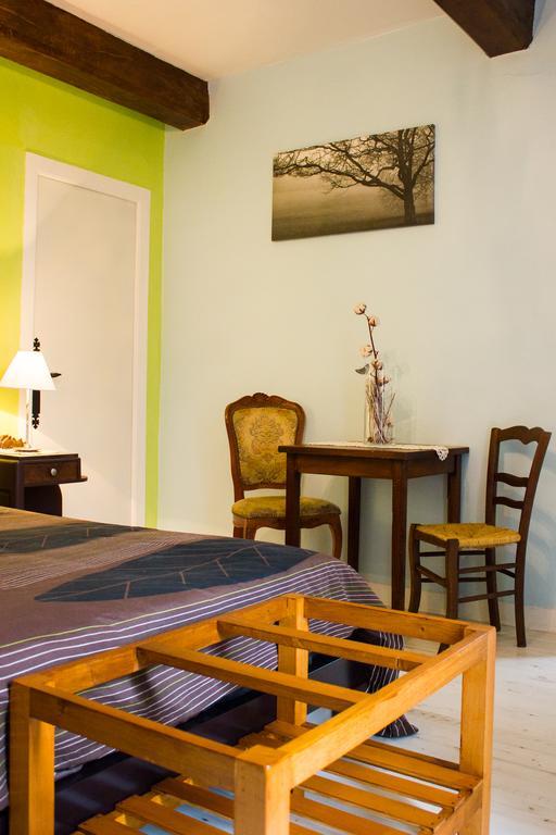 Aux Ronzieres Bed & Breakfast Pouilly-sous-Charlieu Ruang foto