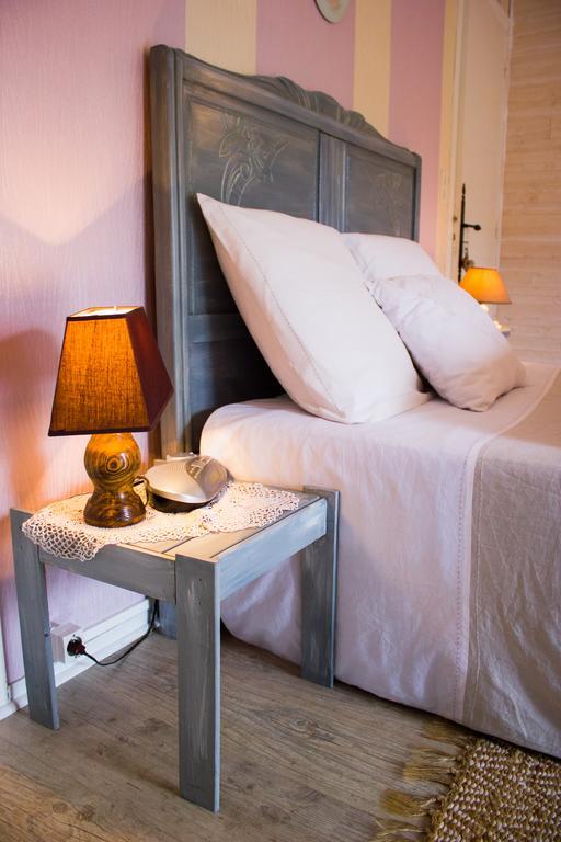 Aux Ronzieres Bed & Breakfast Pouilly-sous-Charlieu Ruang foto
