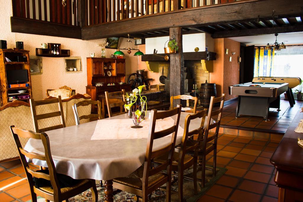 Aux Ronzieres Bed & Breakfast Pouilly-sous-Charlieu Ruang foto